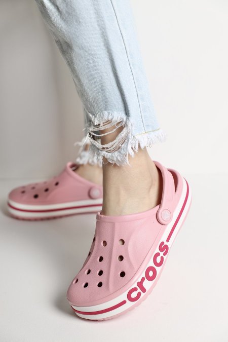 crocs - زهري <br> <span class='text-color-warm'>نفدت الكمية</span>